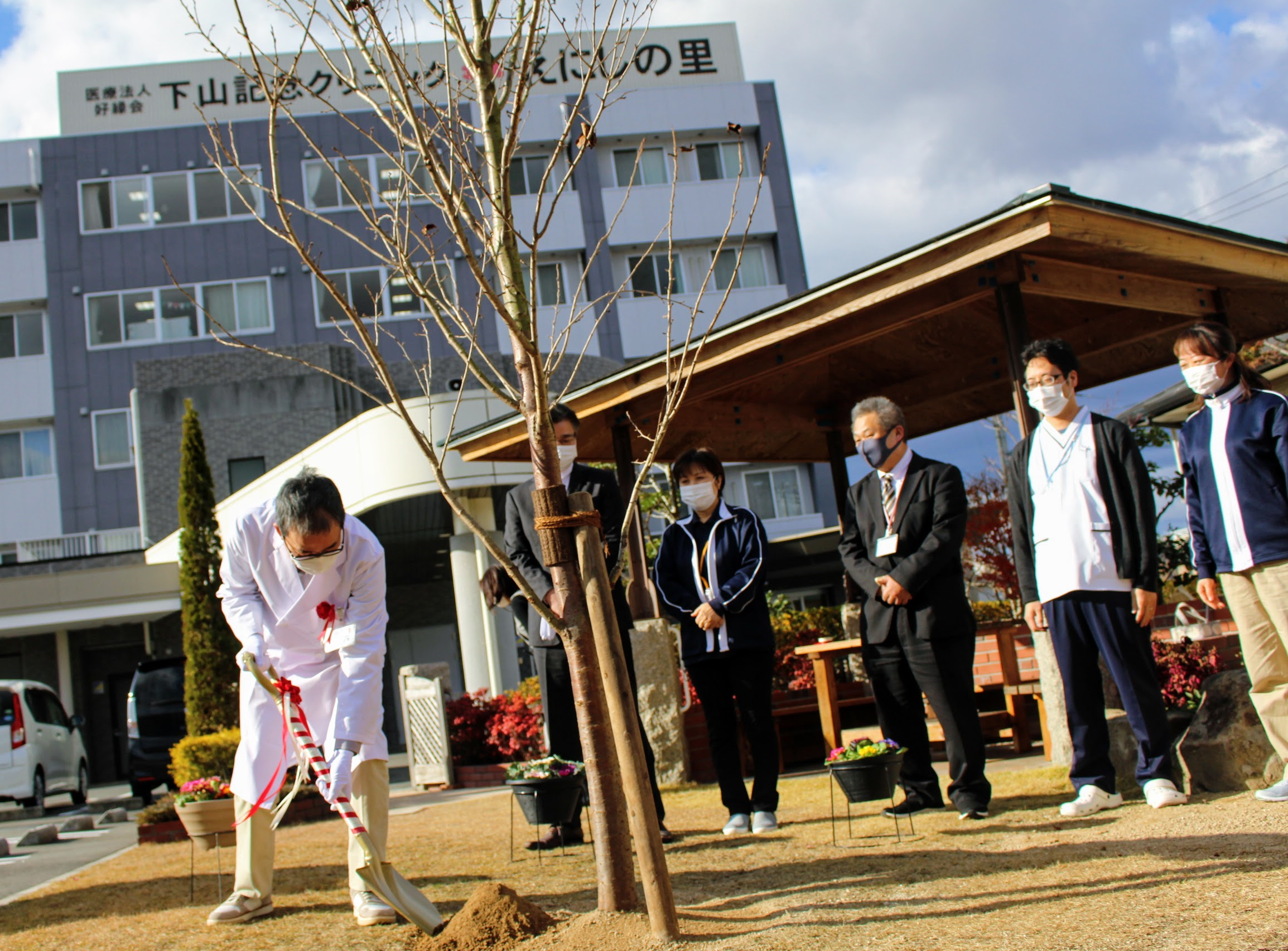 医療法人好縁会下山記念クリニック（東広島市）桜の木プロジェクトソメイヨシノ植樹風景