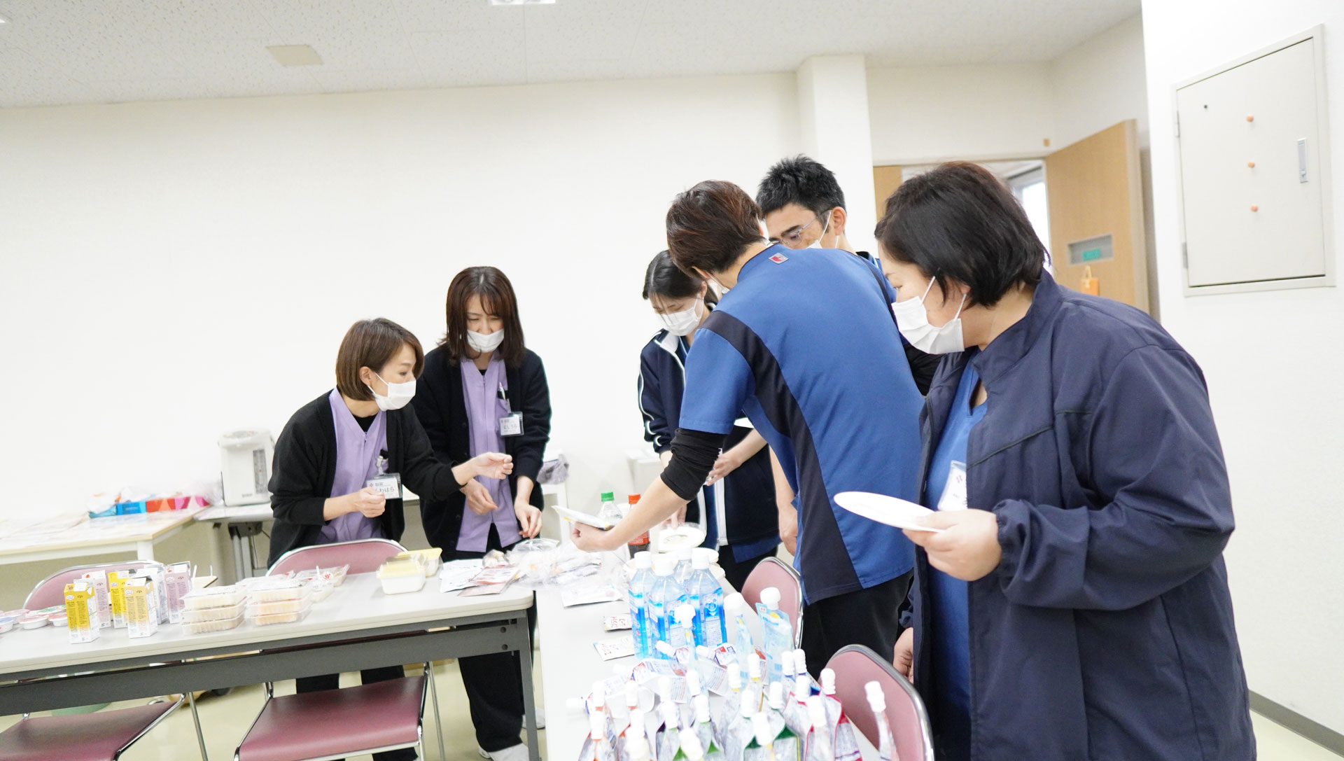 嚥下調整食試食会が開催されました│東広島市 下山記念クリニック 歯科衛生士 看護師さんたちも試食に参加