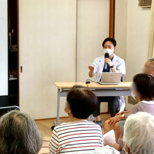 健康講座後の質疑応答の様子｜下山記念クリニック 岩本院長